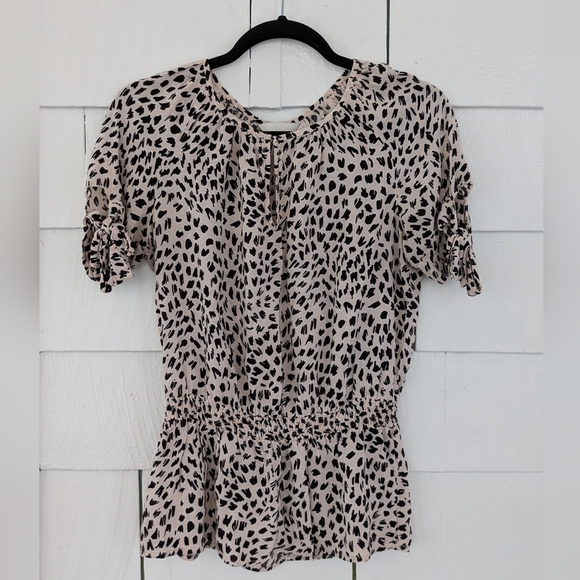 H&M Women's Sz 4 Peplum Short Tie Sleeve Round Keyhole Neck Animal Geo Print Top - Picture 4 of 6